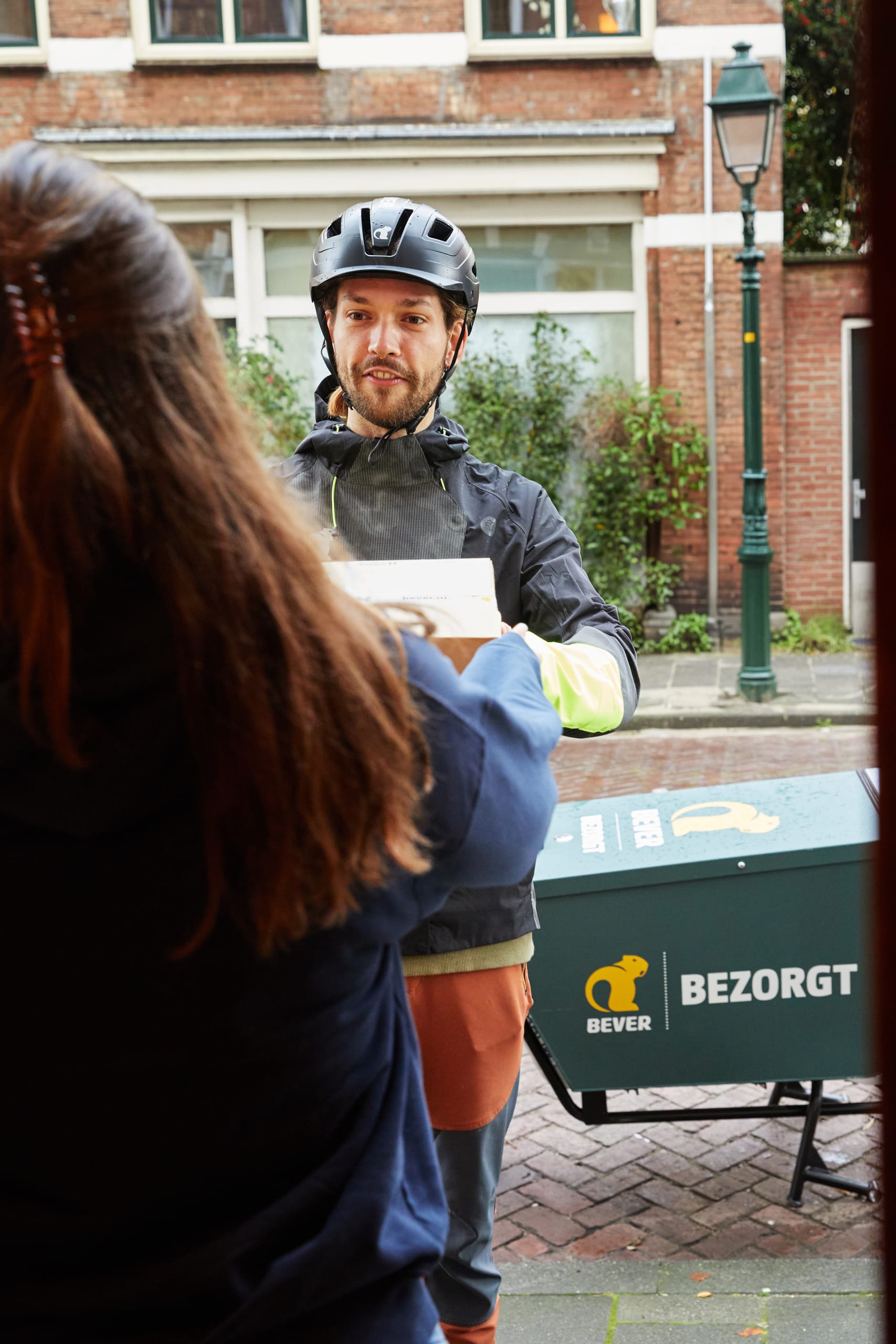 Bever bezorgt overdracht pakketje